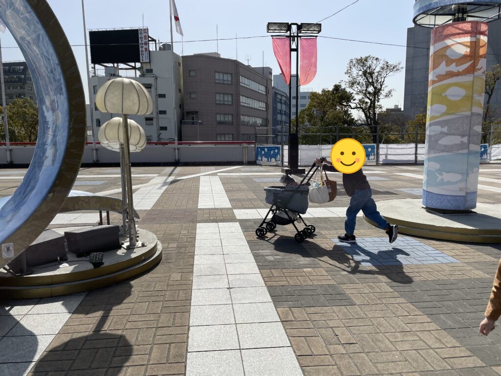 天保山の広場を走る子どもとペットカート