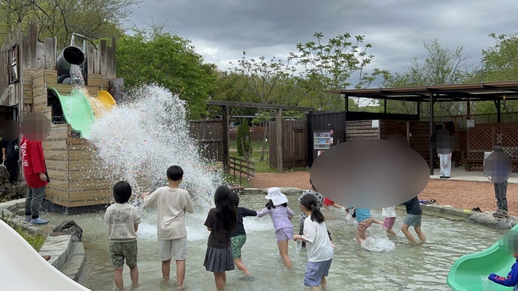 ウォーターパークで遊ぶ子どもたち