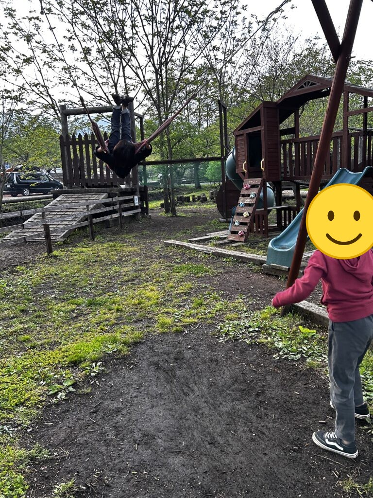 遊具で遊ぶ子ども